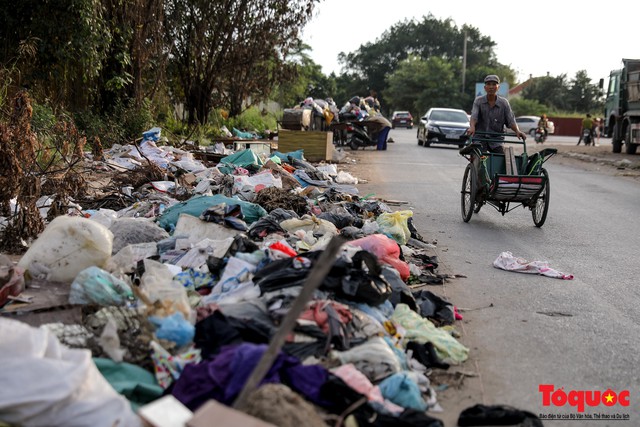Vấn nạn xả thải trộm tại Hà Đông (Hà Nội): Rác tràn ra cả nửa đường, dân kêu than vì mùi hôi thối nồng nặc - Ảnh 10.