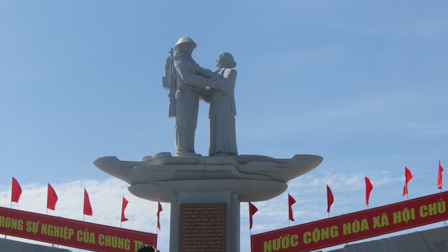 Đồng Tháp khánh thành Tượng đài sự kiện Tập kết 1954 - Ảnh 2.