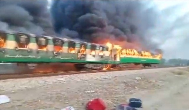 Pakistan: Thảm kịch đường sắt chỉ vì đem bếp gas nấu ăn lậu trên tàu - Ảnh 1.