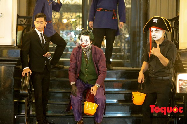 &quot;Bóng ma vật vờ&quot; trên nhiều tuyến phố Hà Nội đêm hội hoá trang Halloween - Ảnh 16.