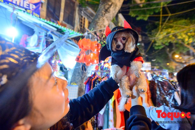 &quot;Bóng ma vật vờ&quot; trên nhiều tuyến phố Hà Nội đêm hội hoá trang Halloween - Ảnh 3.