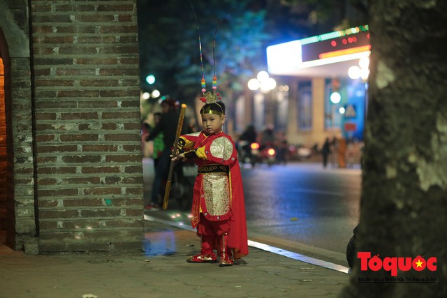 &quot;Bóng ma vật vờ&quot; trên nhiều tuyến phố Hà Nội đêm hội hoá trang Halloween - Ảnh 6.