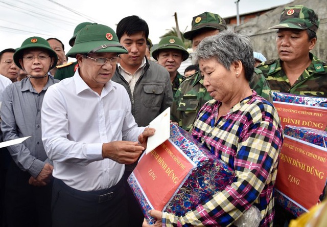 Phó Thủ tướng Trịnh Đình Dũng kiểm tra, đôn đốc công tác phòng chống bão số 6 tại Bình Định - Ảnh 1.