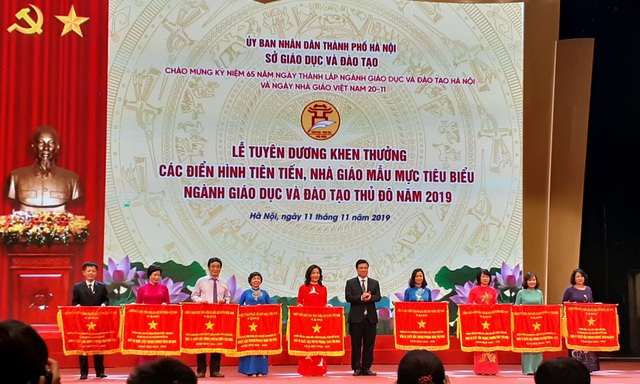 Hà Nội tuyên dương khen thưởng nhà giáo mẫu mực tiêu biểu của Thủ đô - Ảnh 2.