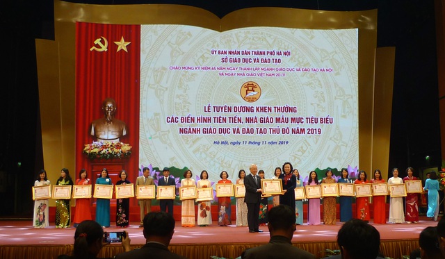 Hà Nội tuyên dương khen thưởng nhà giáo mẫu mực tiêu biểu của Thủ đô - Ảnh 1.