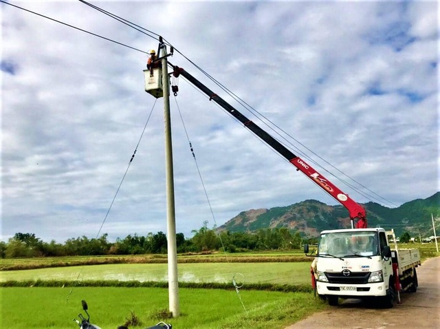 EVNCPC khẩn trương xử lý sự cố lưới điện sau bão số 6, quyết tâm khôi phục cấp điện toàn bộ khách hàng trong hôm nay - Ảnh 1.