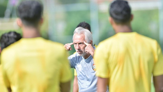 HLV ĐT UAE bắt học trò tập nặng trước trận gặp tuyển Việt Nam - Ảnh 1.