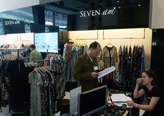 Hơn 9.000 sản phẩm của hãng thời trang SEVEN.AM bị tạm giữ  - Ảnh 1.