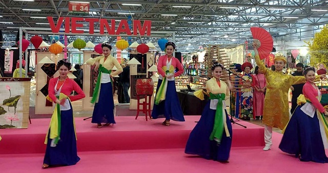 Văn hóa, nhạc cụ, múa rối nước Việt Nam thu hút khách tham quan tại Italy - Ảnh 1.