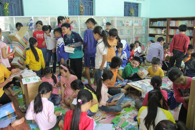Trao tặng hơn 4.000 đầu sách cho các thư viện, trường học tỉnh Hòa Bình - Ảnh 10.