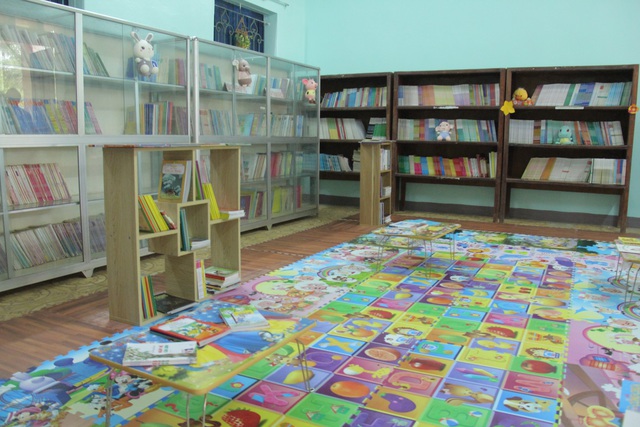 Trao tặng hơn 4.000 đầu sách cho các thư viện, trường học tỉnh Hòa Bình - Ảnh 8.