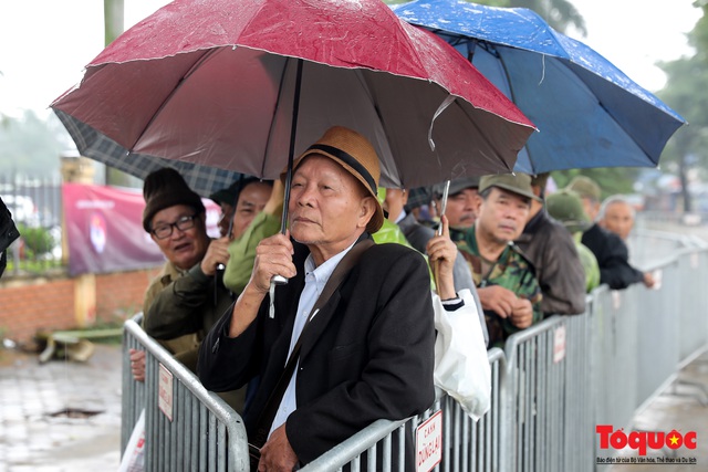 Thương binh đội mưa chờ mua vé trận Việt Nam - UAE, vé vừa ra cửa đã được tuồn ra chợ đen - Ảnh 1.
