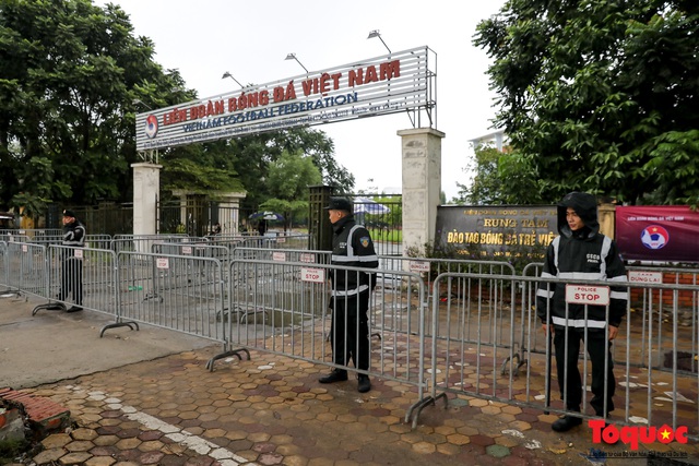 Thương binh đội mưa chờ mua vé trận Việt Nam - UAE, vé vừa ra cửa đã được tuồn ra chợ đen - Ảnh 5.