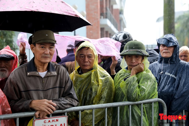 Thương binh đội mưa chờ mua vé trận Việt Nam - UAE, vé vừa ra cửa đã được tuồn ra chợ đen - Ảnh 2.