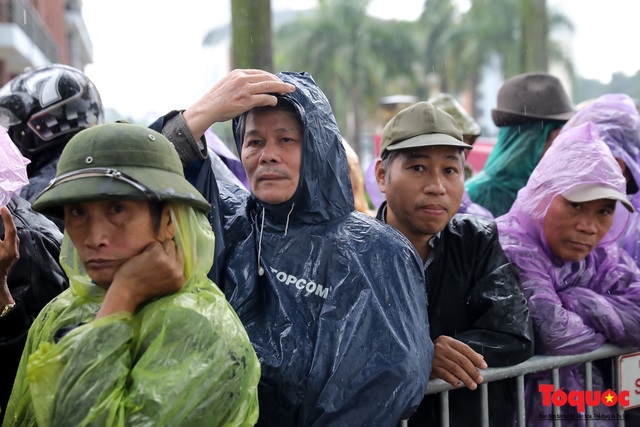 Thương binh đội mưa chờ mua vé trận Việt Nam - UAE, vé vừa ra cửa đã được tuồn ra chợ đen - Ảnh 3.