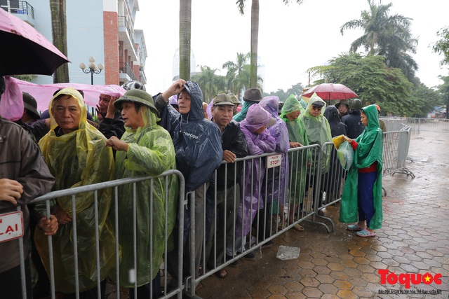 Thương binh đội mưa chờ mua vé trận Việt Nam - UAE, vé vừa ra cửa đã được tuồn ra chợ đen - Ảnh 4.