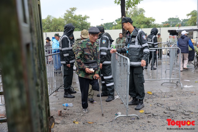 Thương binh đội mưa chờ mua vé trận Việt Nam - UAE, vé vừa ra cửa đã được tuồn ra chợ đen - Ảnh 9.