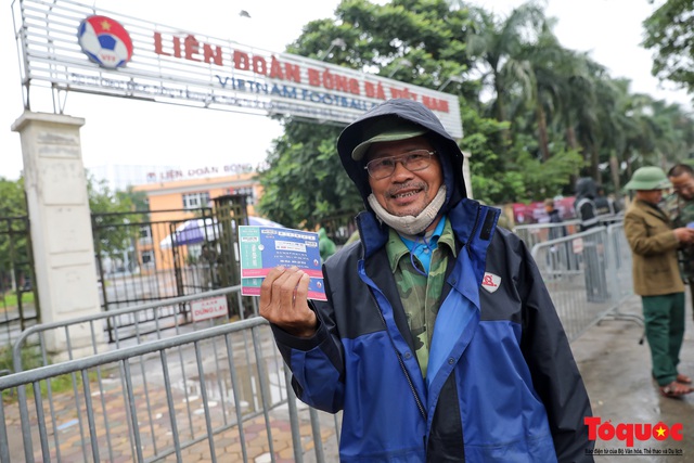 Thương binh đội mưa chờ mua vé trận Việt Nam - UAE, vé vừa ra cửa đã được tuồn ra chợ đen - Ảnh 10.