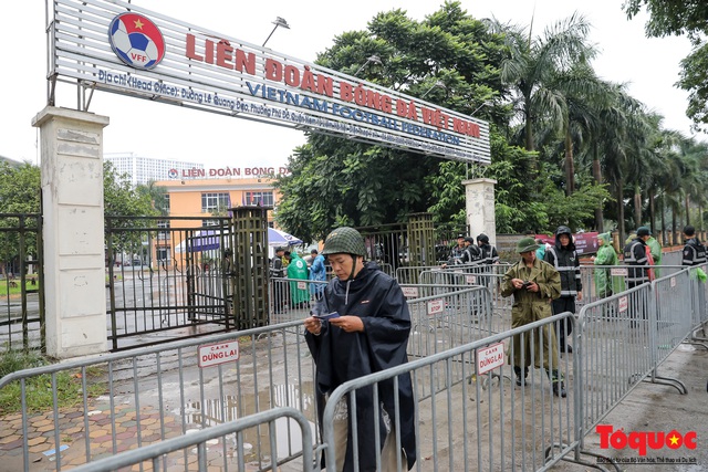 Thương binh đội mưa chờ mua vé trận Việt Nam - UAE, vé vừa ra cửa đã được tuồn ra chợ đen - Ảnh 11.