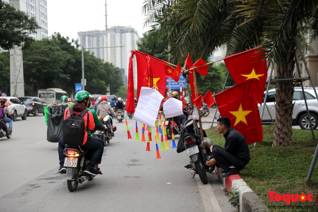 Quốc kỳ, Băng rôn cổ vũ bán ngập SVĐ Mỹ Đình trước trận đấu Việt Nam - UAE - Ảnh 1.