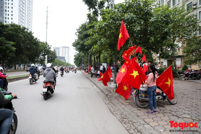 Quốc kỳ, Băng rôn cổ vũ bán ngập SVĐ Mỹ Đình trước trận đấu Việt Nam - UAE - Ảnh 3.