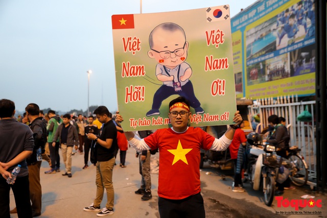 CĐV Việt Nam cuồng nhiệt ‘đốt nóng’ không khí trước cổng SVĐ Mỹ Đình - Ảnh 7.