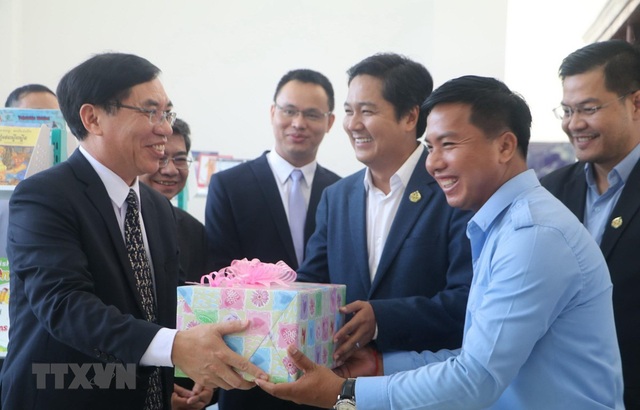Việt Nam tặng 500 đầu sách cho Thư viện tỉnh Kampong Speu - Ảnh 1.