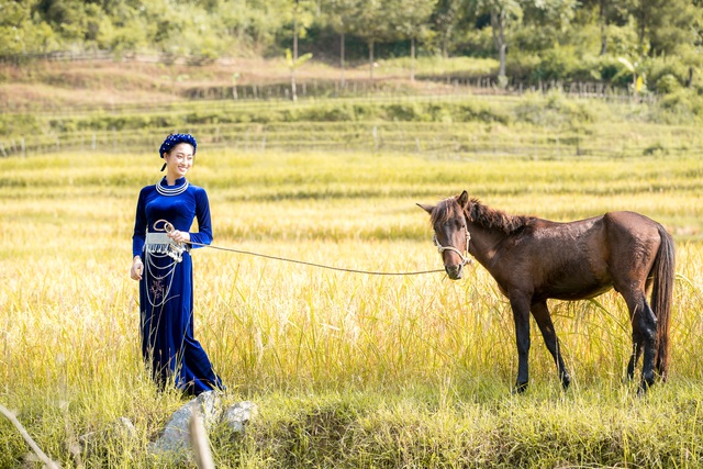 Hoa hậu Lương Thùy Linh hóa thiếu nữ dân tộc Tày đi chăn ngựa - Ảnh 1.