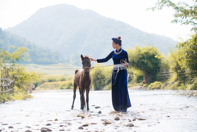 Hoa hậu Lương Thùy Linh hóa thiếu nữ dân tộc Tày đi chăn ngựa - Ảnh 2.