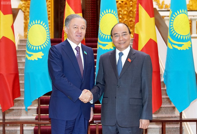 Thủ tướng tiếp Chủ tịch Hạ viện Kazakhstan - Ảnh 1.