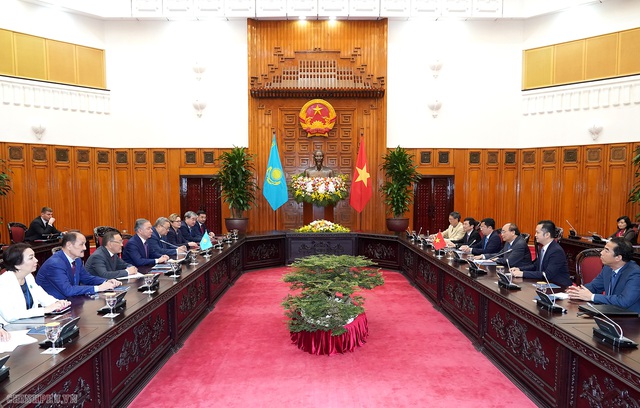 Thủ tướng tiếp Chủ tịch Hạ viện Kazakhstan - Ảnh 2.