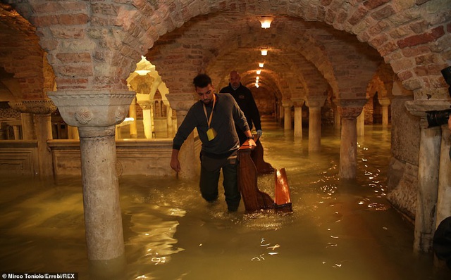 Những hình ảnh ấn tượng về trận lụt lịch sử đang &quot;hoành hành&quot; thiên đường Venice, Italy - Ảnh 9.