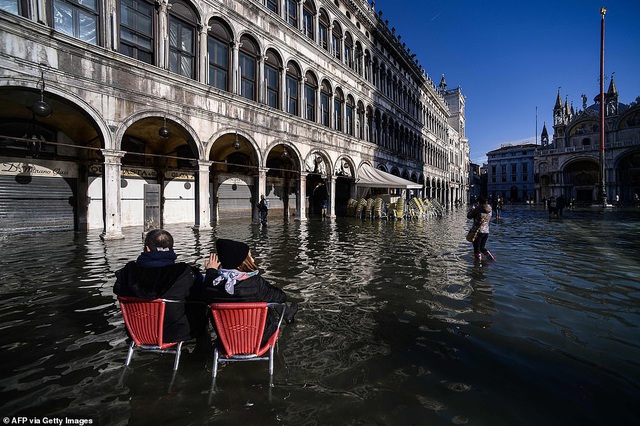 Những hình ảnh ấn tượng về trận lụt lịch sử đang &quot;hoành hành&quot; thiên đường Venice, Italy - Ảnh 4.