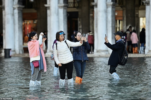 Những hình ảnh ấn tượng về trận lụt lịch sử đang &quot;hoành hành&quot; thiên đường Venice, Italy - Ảnh 11.