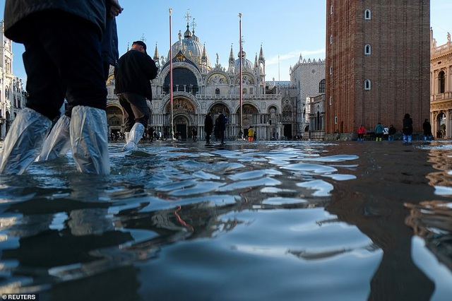 Những hình ảnh ấn tượng về trận lụt lịch sử đang &quot;hoành hành&quot; thiên đường Venice, Italy - Ảnh 6.
