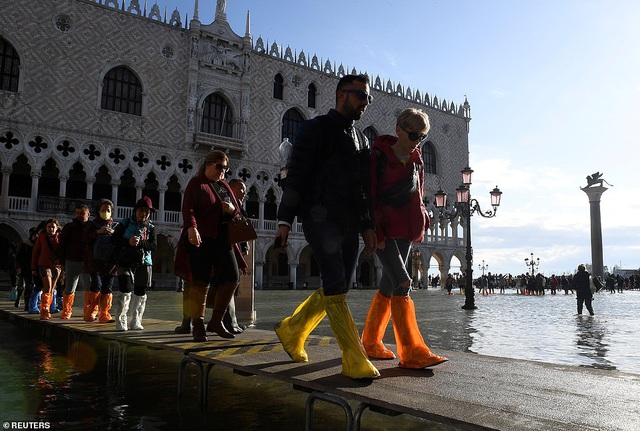 Những hình ảnh ấn tượng về trận lụt lịch sử đang &quot;hoành hành&quot; thiên đường Venice, Italy - Ảnh 10.