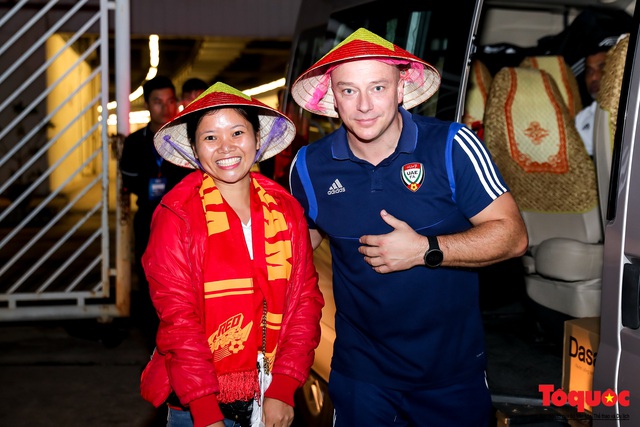 CĐV Việt Nam tặng nón lá in cờ đỏ sao vàng cho cầu thủ UAE - Ảnh 6.