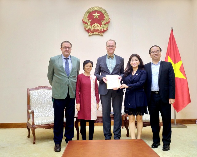 Trao Giấy Chứng nhận đăng ký thành lập và hoạt động cho Viện Goethe tại Việt Nam - Ảnh 1.