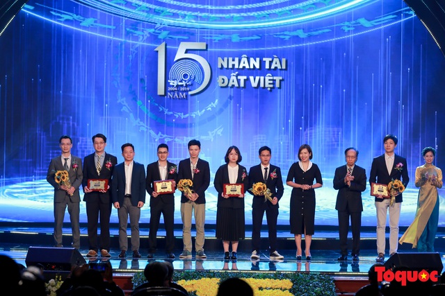 Hình ảnh đêm trao giải Nhân tài Đất Việt 2019: Hành trình 15 năm tìm kiếm người tài Việt Nam - Ảnh 10.