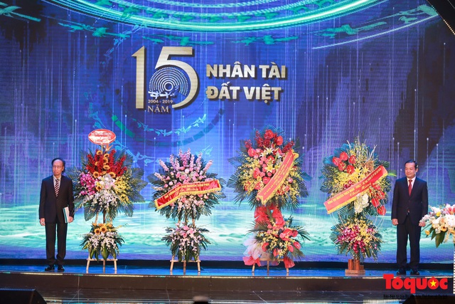Hình ảnh đêm trao giải Nhân tài Đất Việt 2019: Hành trình 15 năm tìm kiếm người tài Việt Nam - Ảnh 3.