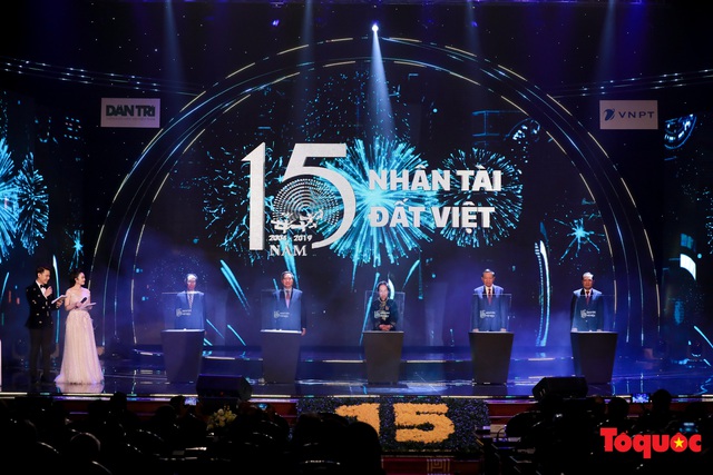 Hình ảnh đêm trao giải Nhân tài Đất Việt 2019: Hành trình 15 năm tìm kiếm người tài Việt Nam - Ảnh 2.