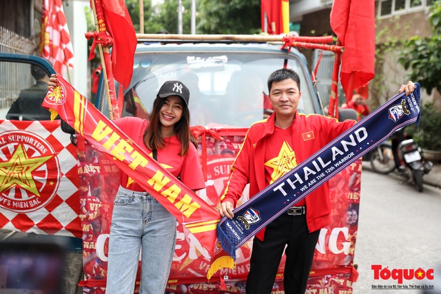 CĐV Việt Nam náo loạn đường phố Hà Nội trước trận đấu với Thái Lan - Ảnh 6.