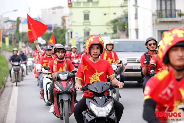 CĐV Việt Nam náo loạn đường phố Hà Nội trước trận đấu với Thái Lan - Ảnh 2.