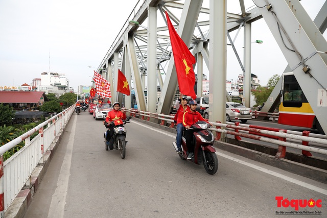 CĐV Việt Nam náo loạn đường phố Hà Nội trước trận đấu với Thái Lan - Ảnh 8.