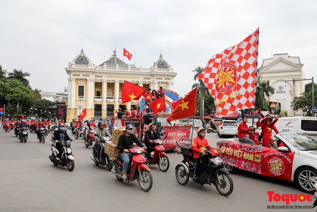 CĐV Việt Nam náo loạn đường phố Hà Nội trước trận đấu với Thái Lan - Ảnh 9.