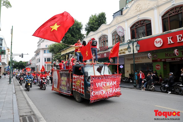 CĐV Việt Nam náo loạn đường phố Hà Nội trước trận đấu với Thái Lan - Ảnh 10.