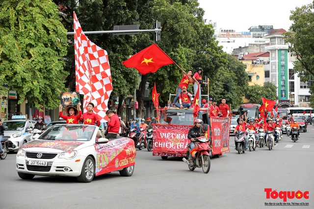 CĐV Việt Nam náo loạn đường phố Hà Nội trước trận đấu với Thái Lan - Ảnh 11.