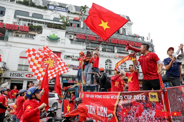 CĐV Việt Nam náo loạn đường phố Hà Nội trước trận đấu với Thái Lan - Ảnh 13.