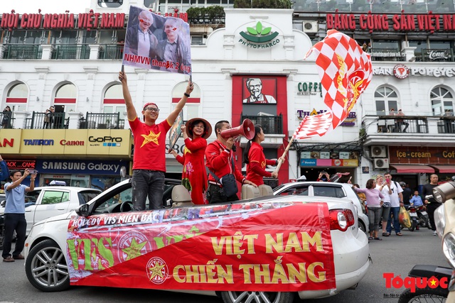 CĐV Việt Nam náo loạn đường phố Hà Nội trước trận đấu với Thái Lan - Ảnh 15.