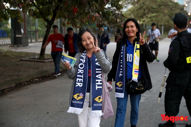 CĐV Thái Lan đổ bộ SVD Mỹ Đình: đốt pháo sáng, hò hét - Ảnh 5. CĐV Thái Lan đổ bộ SVD Mỹ Đình: đốt pháo sáng, hò hét - Ảnh 5.
